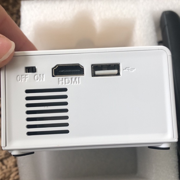 Mini LED Projector 📽 - Picture 4 of 7